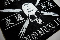 黒地に白色の糸で刺繍したバイカーのオリジナルワッペンの制作実績。