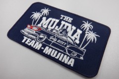 青地に白糸と赤糸で刺繍した、アメリカンヴィンテージスタイルを感じさせるチームロゴのワッペンの制作事例。