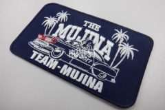 青地に白糸と赤糸で刺繍した、アメリカンヴィンテージスタイルを感じさせるチームロゴのワッペンの制作事例。