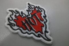 炎をまとったハートの形をしたアパレルブランドのオリジナル刺繡ワッペンの制作事例。