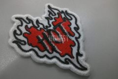 炎をまとったハートの形をしたアパレルブランドのオリジナル刺繡ワッペンの制作事例。