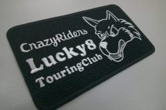 黒地に白糸のコントラストがはっきりしていて、 シンプルなのに存在感が強いオリジナル刺繡ワッペンの制作事例。