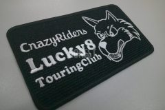 黒地に白糸のコントラストがはっきりしていて、 シンプルなのに存在感が強いオリジナル刺繡ワッペンの制作事例。
