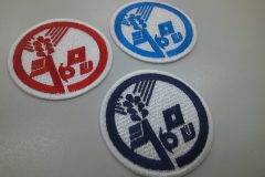 3枚とも同じ紋章デザインを色違いで展開した象徴性の強いオリジナル刺繡ワッペンの制作事例。