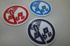 3枚とも同じ紋章デザインを色違いで展開した象徴性の強いオリジナル刺繡ワッペンの制作事例。