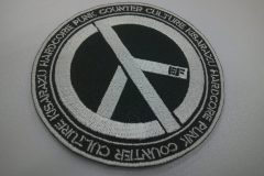 黒地に銀糸で直線と斜めの線が組み合わさった図形を刺繍したオリジナル刺繡ワッペン。