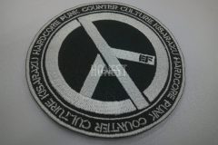 黒地に銀糸で直線と斜めの線が組み合わさった図形を刺繍したオリジナル刺繡ワッペン。