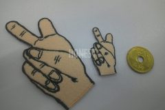 ペールカラーのフェルト生地をベースにピースサインをモチーフにしたオリジナル刺繡ワッペンの制作事例。ししゅう屋HONESTは５円玉ほどの小さなワッペン加工も得意です。