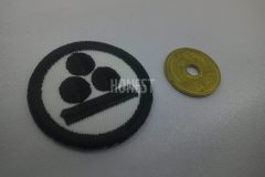 白地に黒糸のみで加工したミニマルなロゴのオリジナル刺繡ワッペンの制作事例。