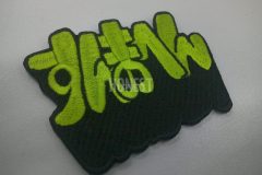 黒色の生地に明るい黄緑の糸で文字を刺繍し、影が太くついた形のオリジナル刺繡ワッペンの制作事例。