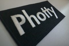 刺繍糸の密度が高く、文字がしっかりと浮き上がって見えるのが特徴的な長方形ワッペンの制作見本。