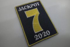 黒色の生地に白糸で『JACKPOT』『2020』と書かれており、中央部分に大きく7の数字が黄色の糸で刺繍された、オリジナル刺繡ワッペンの制作実績。