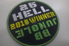 黒地に緑の縁取りがある円形ワッペン。中央に白文字で『25 HELL』、黄色文字で『2016 WINNER』、緑文字で『BB JUNGLE』が加工されているオリジナル刺繡ワッペンの制作見本。
