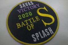 黒地の円形刺繍ワッペン。「SAVAS VICTORY 2020 BATTLE OF SPLASH」と大きなSが描かれたオリジナル刺繡ワッペンの制作事例。