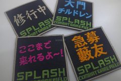 4枚の四角形のワッペンが並んでいる。ベースは同じデザインで異なる色と異なるメッセージが描かれたオリジナル刺繡ワッペンの制作事例。