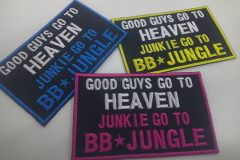 明るい青ピンク黄色の糸で「JUNKIE GO TO　BB★JUNGLE」の文字と縁を刺繍した、ベースデザインの同じ黒の刺繡ワッペンの制作事例。