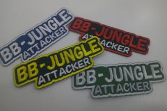 サバゲーフィールドの名前と「ATTACKER」の文字を刺繡し、文字の輪郭に縁をかけた形の作品。同デザインで4パターンのカラーリングのオリジナル刺繡ワッペンの制作実績。