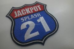 盾の形の一部を赤糸で縫い、上からJACKPOTの文字を重ねて刺繍し、残りの青生地にフィールド名と21の数字を刺繡したオリジナル刺繡ワッペンの制作事例。