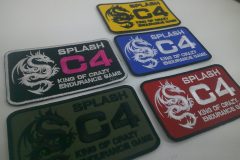 ドラゴンの絵と「C4」の文字が大きく目立つデザインのオリジナル刺繡ワッペンの制作事例。異なる5パターンの配色でししゅう屋HONESTが制作した作品。