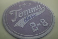 バイオレットカラーのツイル生地をベースに学校のクラスTシャツで使用したグラフィックを転用してオリジナル刺繍ワッペンを制作した事例。