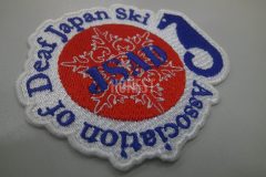 日の丸をイメージし、円の中に雪の結晶と団体名(略称)を刺繡した、オリジナル刺繡ワッペンの制作事例。