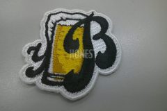 白い生地にジールジョッキのイラストの持ち手部分をBの文字と流れる泡でYの文字を刺繡した、オリジナル刺繡ワッペンの制作事例。
