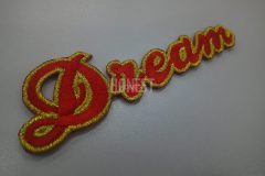 赤い糸のDreamの文字をメタリックゴールドの糸で縁を付けた総刺繍のオリジナル刺繡ワッペンの制作事例。