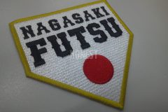 ホームベースの形に地名と日の丸を刺繡した、オリジナル刺繡ワッペンの制作事例。