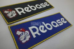 羊が帽子をかぶったキャラクターと野球教室名を刺繡したオリジナル刺繡ワッペン。黒と青の二色展開。