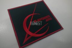 黒色の生地にテコンドー教室の名前とマークを刺繡した、オリジナル刺繡ワッペンの制作事例。