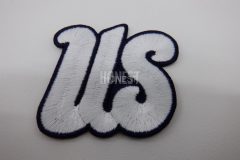 大きめの白文字で「US」のオリジナルロゴ文字を総刺繍として加工した刺繍ワッペン。