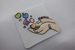 学校の文化祭のテーマデザインを多色で刺繍した、デザイン性あふれるオリジナルワッペンの制作実績。