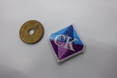 学校の校章をミニサイズのオリジナルワッペンとして製作した加工実績。色数は5色。