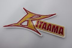 マットゴールドとワインレッドをメインカラーとした、少年野球チームのオリジナル刺繍ワッペンの制作事例。