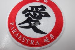 中央に大きめに刺繍された「愛」の文字がインパクト大の柔術道場のオリジナル刺繍ワッペンの制作事例。