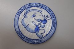 可愛らしいイルカのデザインを大きめに刺繍した、フィッシングチームのオリジナルデザインワッペン。