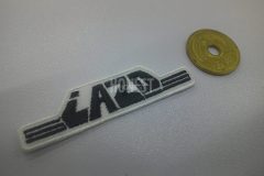 白地に黒糸のみで加工された横に細長いミニマルな刺繍ワッペンの制作見本。