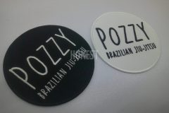 黒地と白地の反転デザインで『POZZY BRAZILIAN JIU-JITSU』の文字が刺繍された2枚の円形オリジナル刺繡ワッペンの制作実績。