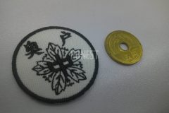 白地の円形に葉のモチーフの校章が加工されたオリジナル刺繡ワッペンの制作事例。