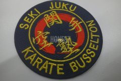 赤筆で円を描いたかのようなデザインが目を引く空手チームのオリジナル刺繡ワッペンの制作事例。