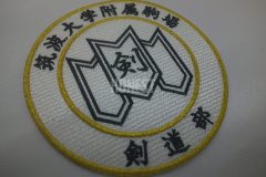 白地に金糸と黒糸のみで加工された剣道部のオリジナル刺繡ワッペンの制作事例。