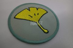 パステルグリーンの生地に黄色でイチョウの葉1枚だけを刺繡した、シンプルなオリジナル刺繡ワッペンの制作事例。