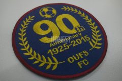 サッカーのクラブチームの90周年の記念の刺繡ワッペン。月桂冠とチーム名、サッカーボールで90を囲んだ作品。