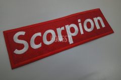 赤い生地に白色の太文字でScorpionの文字を刺繡した、オリジナル刺繡ワッペンの制作事例。