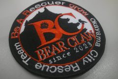 クマの爪とカラスをポイントとしたレスキューチームのロゴを刺繡した、オリジナル刺繡ワッペンの制作実績。