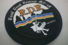 レスキューチームの名前が目立つように黒い生地に白糸で刺繡した、オリジナル刺繡ワッペンの制作実績。