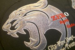 チームキャラクターの横顔を大きく刺繡したオリジナル刺繡ワッペンの制作実績のアップ。