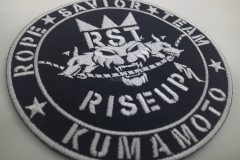 黒色のツイル生地に白糸でチームロゴを刺繡した、オリジナル刺繡ワッペンの制作実績。
