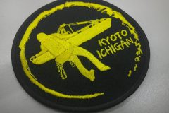 細かい文字や模様にも対応した、ししゅう屋HONESTのオリジナル刺繡ワッペン。