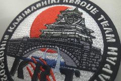 細かいデティールにこだわった熊本城が目を引くレスキューチームのオリジナル刺繡ワッペンの制作実績のアップ。